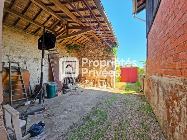 Grande maison en pierre à rénover avec jardin, dépendances et fort potentiel