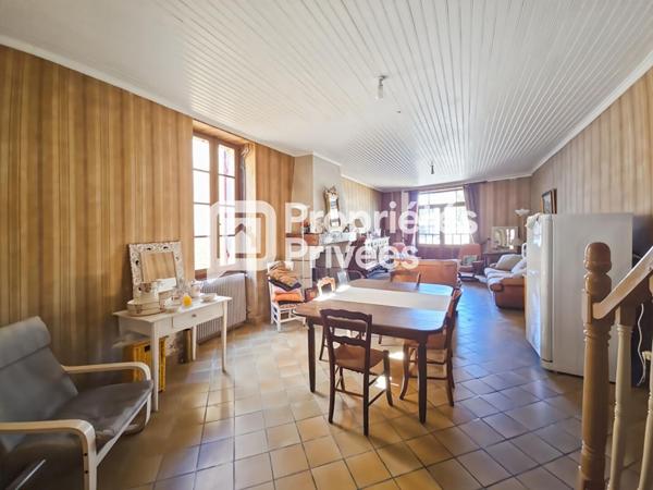 Grande maison en pierre à rénover avec jardin, dépendances et fort potentiel