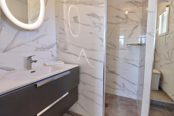 VILLA LUMINEUSE AVEC VUE IMPRENABLE PISCINE GARAGE A GREOUX LES BAINS
