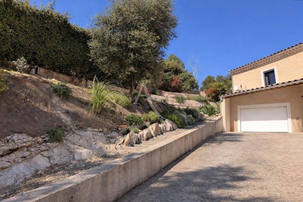 VILLA LUMINEUSE AVEC VUE IMPRENABLE PISCINE GARAGE A GREOUX LES BAINS