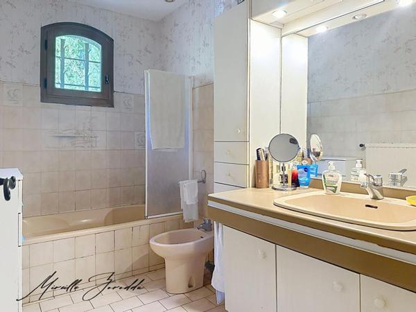 Jonquieres Saint Vincent, villa 4 chambres de 136 m² avec terrasse et terrain attenant