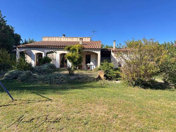 Jonquieres Saint Vincent, villa 4 chambres de 136 m² avec terrasse et terrain attenant