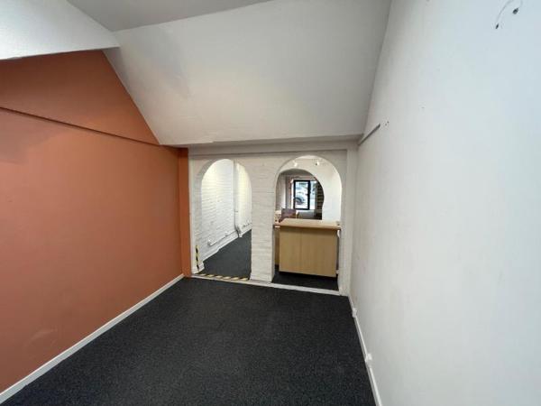 Commerce à Louer à CROIX 1650 € *