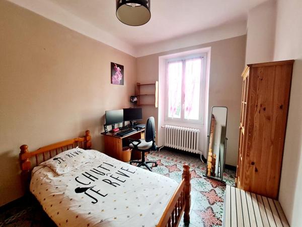 EXCLUSIVITE - Maison de ville proche commerces et écoles - 750 M² de terrain