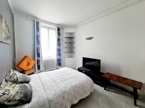 EXCLUSIVITE - Maison de ville proche commerces et écoles - 750 M² de terrain