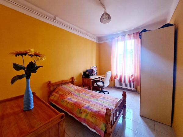 EXCLUSIVITE - Maison de ville proche commerces et écoles - 750 M² de terrain