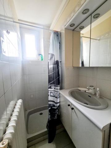 EXCLUSIVITE - Maison de ville proche commerces et écoles - 750 M² de terrain