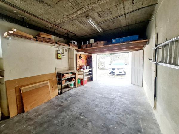 EXCLUSIVITE - Maison de ville proche commerces et écoles - 750 M² de terrain