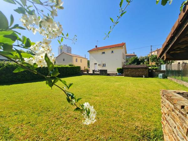 EXCLUSIVITE - Maison de ville proche commerces et écoles - 750 M² de terrain