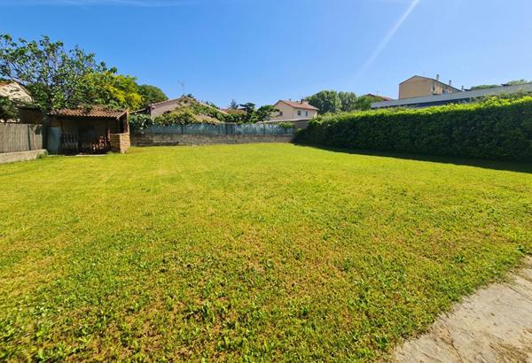 EXCLUSIVITE - Maison de ville proche commerces et écoles - 750 M² de terrain