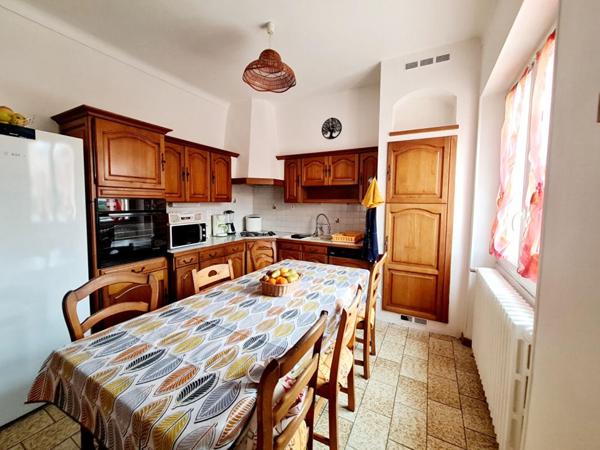EXCLUSIVITE - Maison de ville proche commerces et écoles - 750 M² de terrain