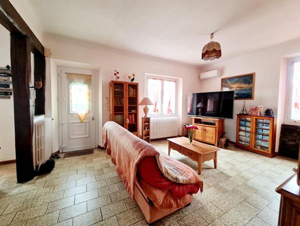 EXCLUSIVITE - Maison de ville proche commerces et écoles - 750 M² de terrain