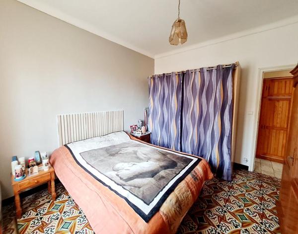 EXCLUSIVITE - Maison de ville proche commerces et écoles - 750 M² de terrain