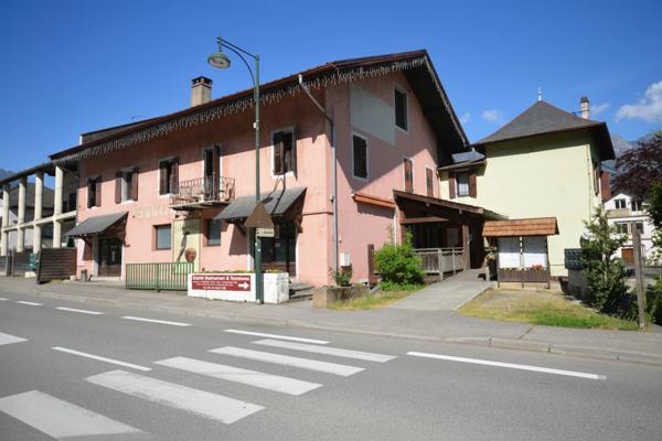 ENSEMBLE IMMOBILIER DE 8 APPARTEMENTS + MURS COMMERCIAUX – TERRAIN DE 2 070 m²
