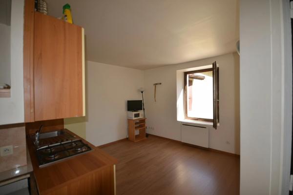 ENSEMBLE IMMOBILIER DE 8 APPARTEMENTS + MURS COMMERCIAUX – TERRAIN DE 2 070 m²