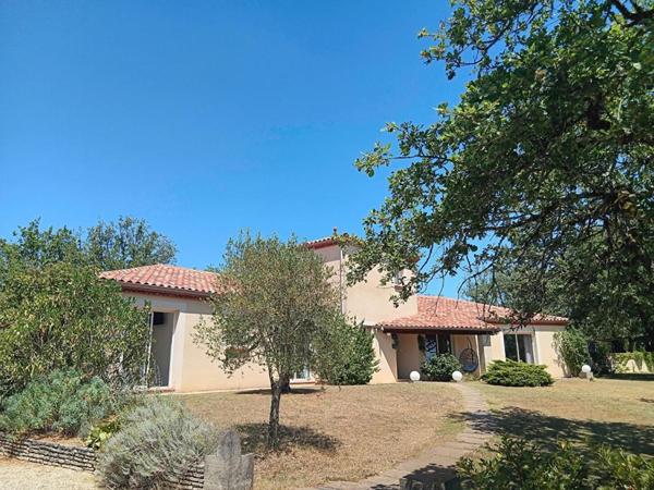 Crayssac 46150 Maison de plain-pied de 215 m², grand terrain et jolie piscine