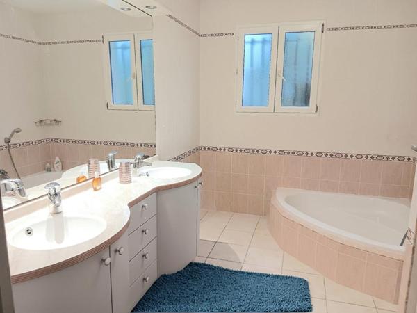 Crayssac 46150 Maison de plain-pied de 215 m², grand terrain et jolie piscine