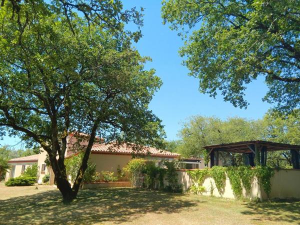 Crayssac 46150 Maison de plain-pied de 215 m², grand terrain et jolie piscine