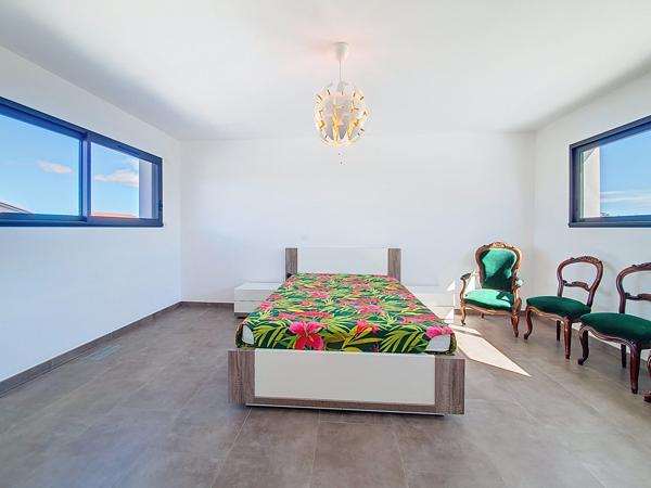 Maison comtemporaine avec piscine et garage proche des plages