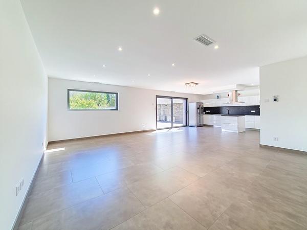 Maison comtemporaine avec piscine et garage proche des plages