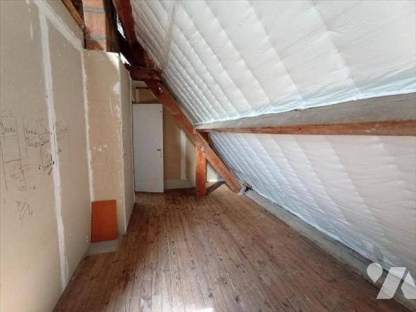 Centre-ville de Condé sur Noireau , une maison d'habitation individuelle à rénover de cinq pièc...