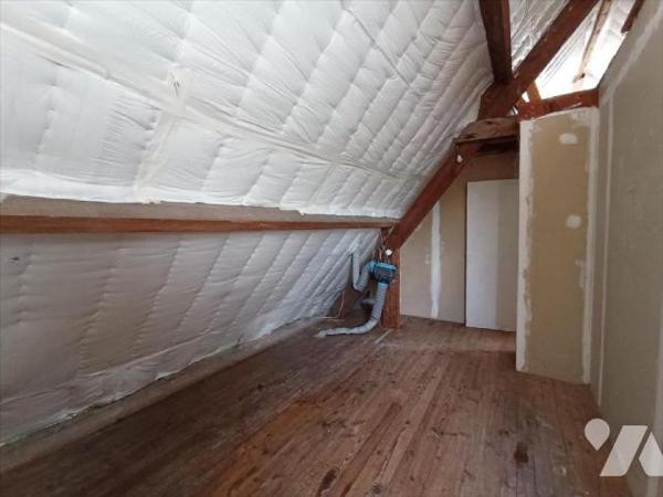 Centre-ville de Condé sur Noireau , une maison d'habitation individuelle à rénover de cinq pièc...