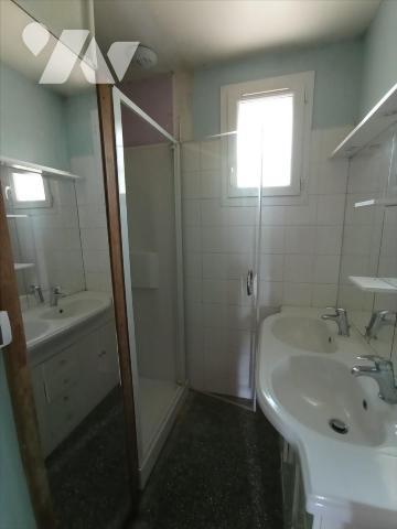 Centre-ville de Condé sur Noireau , une maison d'habitation individuelle à rénover de cinq pièc...