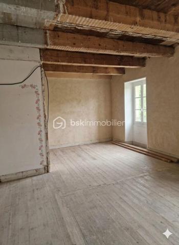 Maison/Gîte à La Bastide-Puylaurent (Laveyrune, Ardèche - 07) : Idéal Investisseurs

Située en plein cœur de La Bastide-Puylaurent, dans un quartier calme, cette bâtisse au fort potentiel est un gîte qui propose des locations aux nombreux touristes visitant la région. Il attire notamment les randonneurs empruntant le chemin de Stevenson, les curistes se rendant aux thermes de Saint-Laurent-les-Bains, les visiteurs de notre dame des neiges.
Avec une superficie au sol de 488 m² et son jardin attenant de 542 m², cette propriété de 328 m² habitables vous séduira par son potentiel et sa rentabilité locative.

Agencement du Bien
Au premier étage, donnant sur le jardin et des places de parking privatives clôturées, se trouve une véranda très lumineuse de 35 m² ainsi qu'un premier appartement de 55 m² nécessitant des travaux. 1 studio prêt à la location complète cette partie.  

Au deuxième étage, vous trouverez 2 magnifiques studios de 30 m² chacun, immédiatement disponibles à la location, avec la possibilité d'en créer un quatrième en toute simplicité. 
De plus, au rez-de-chaussée, une pièce de 120 m² (ancien local commercial) est en attente de futurs aménagements. 

Caractéristiques Techniques

Le système de chauffage est au fioul, complété par des radiateurs électriques. Les menuiseries sont en double vitrage.
Des travaux sont à prévoir notamment en terme d'isolation, et de rafraîchissement 
La toiture à été vérifiée. Charpente et couverture ok.
N'hésitez pas à me contacter pour toute question ou pour organiser une visite.