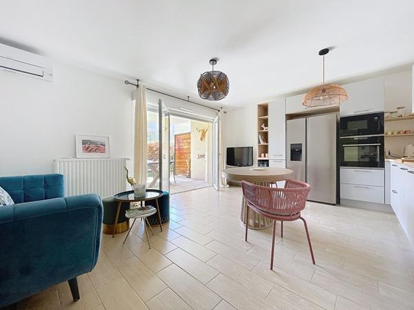Le Puy Sainte Reparade - Appartement T3 en rez-de-jardin, 2 chambres, terrasse couverte jardin, garage fermé, 2 places de parking
