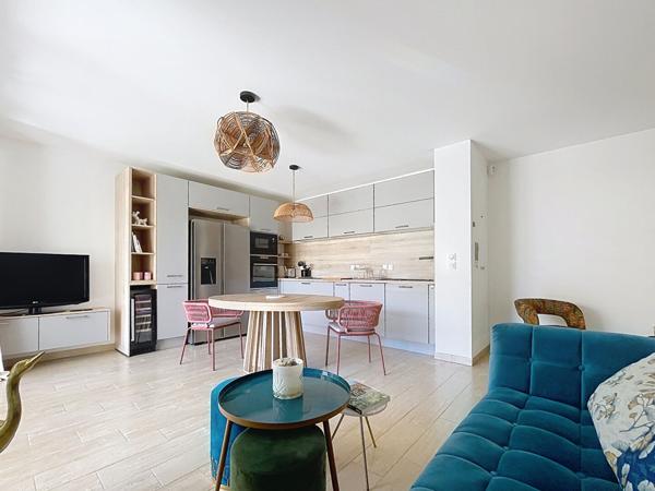 Le Puy Sainte Reparade - Appartement T3 en rez-de-jardin, 2 chambres, terrasse couverte jardin, garage fermé, 2 places de parking