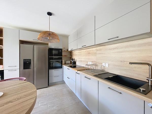 Le Puy Sainte Reparade - Appartement T3 en rez-de-jardin, 2 chambres, terrasse couverte jardin, garage fermé, 2 places de parking