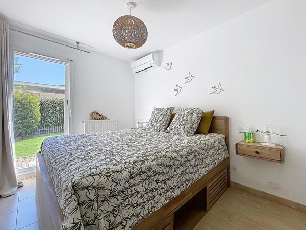Le Puy Sainte Reparade - Appartement T3 en rez-de-jardin, 2 chambres, terrasse couverte jardin, garage fermé, 2 places de parking