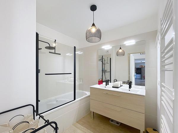 Le Puy Sainte Reparade - Appartement T3 en rez-de-jardin, 2 chambres, terrasse couverte jardin, garage fermé, 2 places de parking