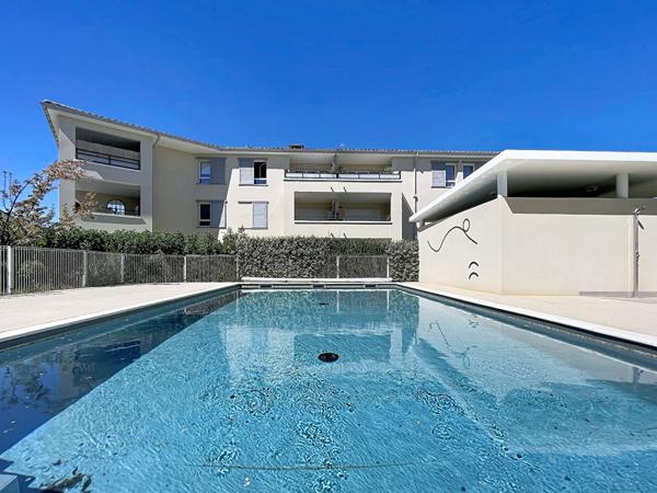 Le Puy Sainte Reparade - Appartement T3 en rez-de-jardin, 2 chambres, terrasse couverte jardin, garage fermé, 2 places de parking