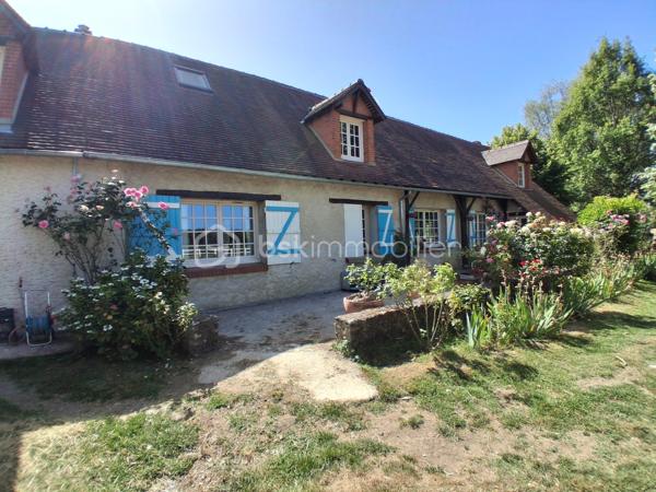 Dans un environnement calme à l'entrée d'une impasse, cette belle propriété de 160 m2 située à vimory, village avec ses commodités, proche de Montargis à tout pour vous séduire : 

Au rez de chaussée :
- une entrée sur salon cathédrale
- une cuisine
- une salle de bain ( double baignoire balnéo)
- wc indépendant 
- une chambre ( actuellement pièce pour instruments musique)
- une suite parentale avec salle d'eau ( douche à l'italienne)

à l'étage une mezzanine dessert : 
- une chambre
- trois chambre en enfilade dont une avec sa propre salle d'eau et wc indépendant

Fibre optique, fenêtre double vitrage pvc avec verre anti effraction, clim réversible vous offre tout le confort dont vous aurez besoin.

un local technique disposant d'une pièce de rangement en plus est attenant à la maison 

un double abris 

un double garage de 40m2 + une pièce aménagée de 40m2 (actuellement studio de musique).

panneaux solaires avec revente du surplus d'électricité possible.

pour profiter du beau temps, un jardin entièrement clos de 3840m2 disposant d'une marre, d'un puit en eau, de quelques arbres fruitiers et d'une belle terrasse complète ce bien.

une propriété qui offre de beaux volumes, avec de beaux matériaux, rare sur le secteur.

Plus de photos possible sur demande.