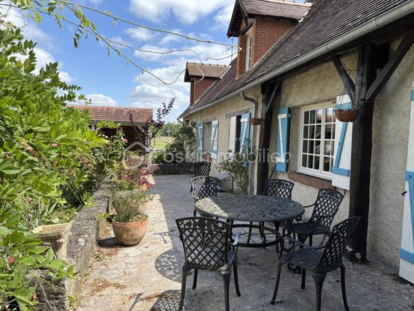 Dans un environnement calme à l'entrée d'une impasse, cette belle propriété de 160 m2 située à vimory, village avec ses commodités, proche de Montargis à tout pour vous séduire : 

Au rez de chaussée :
- une entrée sur salon cathédrale
- une cuisine
- une salle de bain ( double baignoire balnéo)
- wc indépendant 
- une chambre ( actuellement pièce pour instruments musique)
- une suite parentale avec salle d'eau ( douche à l'italienne)

à l'étage une mezzanine dessert : 
- une chambre
- trois chambre en enfilade dont une avec sa propre salle d'eau et wc indépendant

Fibre optique, fenêtre double vitrage pvc avec verre anti effraction, clim réversible vous offre tout le confort dont vous aurez besoin.

un local technique disposant d'une pièce de rangement en plus est attenant à la maison 

un double abris 

un double garage de 40m2 + une pièce aménagée de 40m2 (actuellement studio de musique).

panneaux solaires avec revente du surplus d'électricité possible.

pour profiter du beau temps, un jardin entièrement clos de 3840m2 disposant d'une marre, d'un puit en eau, de quelques arbres fruitiers et d'une belle terrasse complète ce bien.

une propriété qui offre de beaux volumes, avec de beaux matériaux, rare sur le secteur.

Plus de photos possible sur demande.
