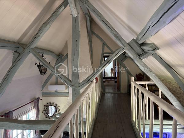 Dans un environnement calme à l'entrée d'une impasse, cette belle propriété de 160 m2 située à vimory, village avec ses commodités, proche de Montargis à tout pour vous séduire : 

Au rez de chaussée :
- une entrée sur salon cathédrale
- une cuisine
- une salle de bain ( double baignoire balnéo)
- wc indépendant 
- une chambre ( actuellement pièce pour instruments musique)
- une suite parentale avec salle d'eau ( douche à l'italienne)

à l'étage une mezzanine dessert : 
- une chambre
- trois chambre en enfilade dont une avec sa propre salle d'eau et wc indépendant

Fibre optique, fenêtre double vitrage pvc avec verre anti effraction, clim réversible vous offre tout le confort dont vous aurez besoin.

un local technique disposant d'une pièce de rangement en plus est attenant à la maison 

un double abris 

un double garage de 40m2 + une pièce aménagée de 40m2 (actuellement studio de musique).

panneaux solaires avec revente du surplus d'électricité possible.

pour profiter du beau temps, un jardin entièrement clos de 3840m2 disposant d'une marre, d'un puit en eau, de quelques arbres fruitiers et d'une belle terrasse complète ce bien.

une propriété qui offre de beaux volumes, avec de beaux matériaux, rare sur le secteur.

Plus de photos possible sur demande.