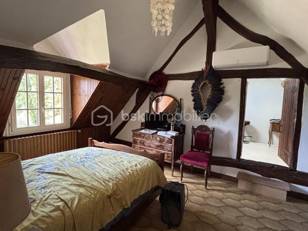 Dans un environnement calme à l'entrée d'une impasse, cette belle propriété de 160 m2 située à vimory, village avec ses commodités, proche de Montargis à tout pour vous séduire : 

Au rez de chaussée :
- une entrée sur salon cathédrale
- une cuisine
- une salle de bain ( double baignoire balnéo)
- wc indépendant 
- une chambre ( actuellement pièce pour instruments musique)
- une suite parentale avec salle d'eau ( douche à l'italienne)

à l'étage une mezzanine dessert : 
- une chambre
- trois chambre en enfilade dont une avec sa propre salle d'eau et wc indépendant

Fibre optique, fenêtre double vitrage pvc avec verre anti effraction, clim réversible vous offre tout le confort dont vous aurez besoin.

un local technique disposant d'une pièce de rangement en plus est attenant à la maison 

un double abris 

un double garage de 40m2 + une pièce aménagée de 40m2 (actuellement studio de musique).

panneaux solaires avec revente du surplus d'électricité possible.

pour profiter du beau temps, un jardin entièrement clos de 3840m2 disposant d'une marre, d'un puit en eau, de quelques arbres fruitiers et d'une belle terrasse complète ce bien.

une propriété qui offre de beaux volumes, avec de beaux matériaux, rare sur le secteur.

Plus de photos possible sur demande.