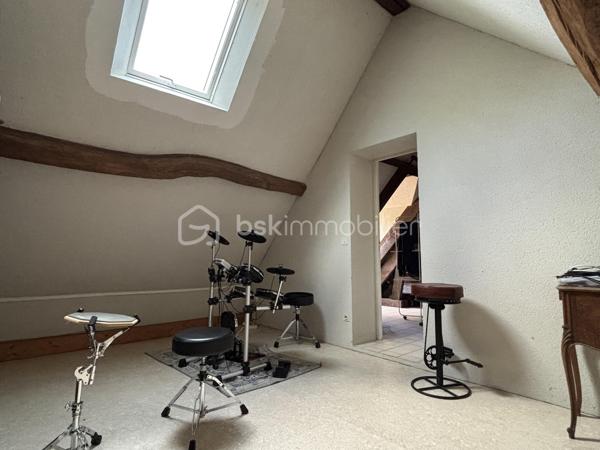 Dans un environnement calme à l'entrée d'une impasse, cette belle propriété de 160 m2 située à vimory, village avec ses commodités, proche de Montargis à tout pour vous séduire : 

Au rez de chaussée :
- une entrée sur salon cathédrale
- une cuisine
- une salle de bain ( double baignoire balnéo)
- wc indépendant 
- une chambre ( actuellement pièce pour instruments musique)
- une suite parentale avec salle d'eau ( douche à l'italienne)

à l'étage une mezzanine dessert : 
- une chambre
- trois chambre en enfilade dont une avec sa propre salle d'eau et wc indépendant

Fibre optique, fenêtre double vitrage pvc avec verre anti effraction, clim réversible vous offre tout le confort dont vous aurez besoin.

un local technique disposant d'une pièce de rangement en plus est attenant à la maison 

un double abris 

un double garage de 40m2 + une pièce aménagée de 40m2 (actuellement studio de musique).

panneaux solaires avec revente du surplus d'électricité possible.

pour profiter du beau temps, un jardin entièrement clos de 3840m2 disposant d'une marre, d'un puit en eau, de quelques arbres fruitiers et d'une belle terrasse complète ce bien.

une propriété qui offre de beaux volumes, avec de beaux matériaux, rare sur le secteur.

Plus de photos possible sur demande.
