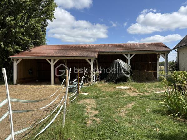 Dans un environnement calme à l'entrée d'une impasse, cette belle propriété de 160 m2 située à vimory, village avec ses commodités, proche de Montargis à tout pour vous séduire : 

Au rez de chaussée :
- une entrée sur salon cathédrale
- une cuisine
- une salle de bain ( double baignoire balnéo)
- wc indépendant 
- une chambre ( actuellement pièce pour instruments musique)
- une suite parentale avec salle d'eau ( douche à l'italienne)

à l'étage une mezzanine dessert : 
- une chambre
- trois chambre en enfilade dont une avec sa propre salle d'eau et wc indépendant

Fibre optique, fenêtre double vitrage pvc avec verre anti effraction, clim réversible vous offre tout le confort dont vous aurez besoin.

un local technique disposant d'une pièce de rangement en plus est attenant à la maison 

un double abris 

un double garage de 40m2 + une pièce aménagée de 40m2 (actuellement studio de musique).

panneaux solaires avec revente du surplus d'électricité possible.

pour profiter du beau temps, un jardin entièrement clos de 3840m2 disposant d'une marre, d'un puit en eau, de quelques arbres fruitiers et d'une belle terrasse complète ce bien.

une propriété qui offre de beaux volumes, avec de beaux matériaux, rare sur le secteur.

Plus de photos possible sur demande.