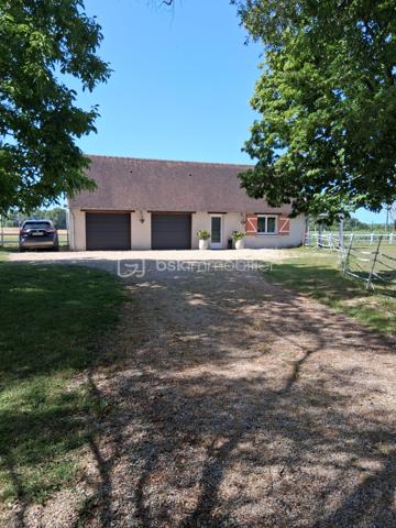 Dans un environnement calme à l'entrée d'une impasse, cette belle propriété de 160 m2 située à vimory, village avec ses commodités, proche de Montargis à tout pour vous séduire : 

Au rez de chaussée :
- une entrée sur salon cathédrale
- une cuisine
- une salle de bain ( double baignoire balnéo)
- wc indépendant 
- une chambre ( actuellement pièce pour instruments musique)
- une suite parentale avec salle d'eau ( douche à l'italienne)

à l'étage une mezzanine dessert : 
- une chambre
- trois chambre en enfilade dont une avec sa propre salle d'eau et wc indépendant

Fibre optique, fenêtre double vitrage pvc avec verre anti effraction, clim réversible vous offre tout le confort dont vous aurez besoin.

un local technique disposant d'une pièce de rangement en plus est attenant à la maison 

un double abris 

un double garage de 40m2 + une pièce aménagée de 40m2 (actuellement studio de musique).

panneaux solaires avec revente du surplus d'électricité possible.

pour profiter du beau temps, un jardin entièrement clos de 3840m2 disposant d'une marre, d'un puit en eau, de quelques arbres fruitiers et d'une belle terrasse complète ce bien.

une propriété qui offre de beaux volumes, avec de beaux matériaux, rare sur le secteur.

Plus de photos possible sur demande.