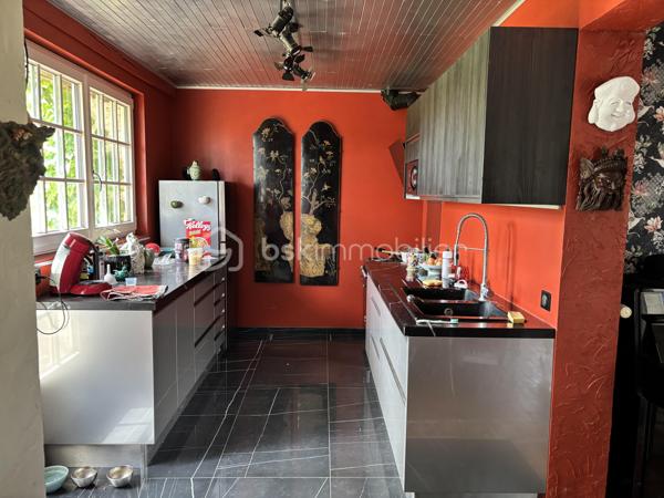 Dans un environnement calme à l'entrée d'une impasse, cette belle propriété de 160 m2 située à vimory, village avec ses commodités, proche de Montargis à tout pour vous séduire : 

Au rez de chaussée :
- une entrée sur salon cathédrale
- une cuisine
- une salle de bain ( double baignoire balnéo)
- wc indépendant 
- une chambre ( actuellement pièce pour instruments musique)
- une suite parentale avec salle d'eau ( douche à l'italienne)

à l'étage une mezzanine dessert : 
- une chambre
- trois chambre en enfilade dont une avec sa propre salle d'eau et wc indépendant

Fibre optique, fenêtre double vitrage pvc avec verre anti effraction, clim réversible vous offre tout le confort dont vous aurez besoin.

un local technique disposant d'une pièce de rangement en plus est attenant à la maison 

un double abris 

un double garage de 40m2 + une pièce aménagée de 40m2 (actuellement studio de musique).

panneaux solaires avec revente du surplus d'électricité possible.

pour profiter du beau temps, un jardin entièrement clos de 3840m2 disposant d'une marre, d'un puit en eau, de quelques arbres fruitiers et d'une belle terrasse complète ce bien.

une propriété qui offre de beaux volumes, avec de beaux matériaux, rare sur le secteur.

Plus de photos possible sur demande.