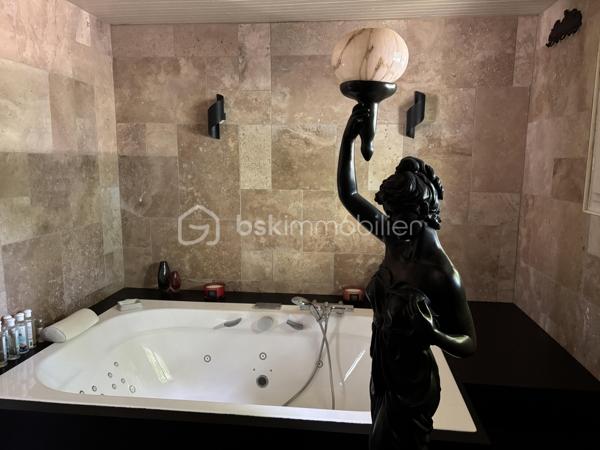 Dans un environnement calme à l'entrée d'une impasse, cette belle propriété de 160 m2 située à vimory, village avec ses commodités, proche de Montargis à tout pour vous séduire : 

Au rez de chaussée :
- une entrée sur salon cathédrale
- une cuisine
- une salle de bain ( double baignoire balnéo)
- wc indépendant 
- une chambre ( actuellement pièce pour instruments musique)
- une suite parentale avec salle d'eau ( douche à l'italienne)

à l'étage une mezzanine dessert : 
- une chambre
- trois chambre en enfilade dont une avec sa propre salle d'eau et wc indépendant

Fibre optique, fenêtre double vitrage pvc avec verre anti effraction, clim réversible vous offre tout le confort dont vous aurez besoin.

un local technique disposant d'une pièce de rangement en plus est attenant à la maison 

un double abris 

un double garage de 40m2 + une pièce aménagée de 40m2 (actuellement studio de musique).

panneaux solaires avec revente du surplus d'électricité possible.

pour profiter du beau temps, un jardin entièrement clos de 3840m2 disposant d'une marre, d'un puit en eau, de quelques arbres fruitiers et d'une belle terrasse complète ce bien.

une propriété qui offre de beaux volumes, avec de beaux matériaux, rare sur le secteur.

Plus de photos possible sur demande.