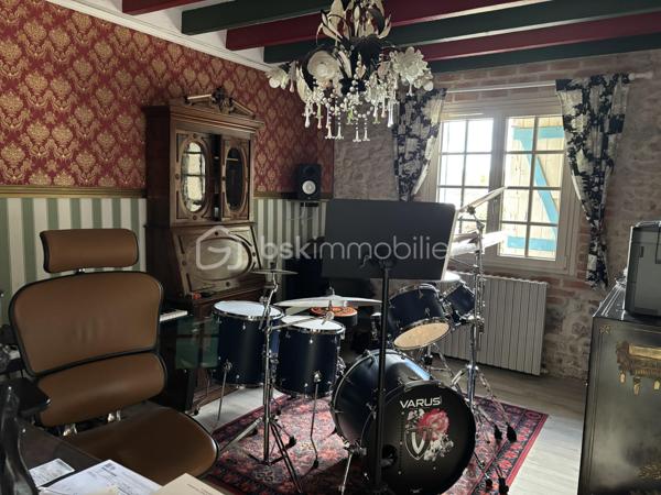 Dans un environnement calme à l'entrée d'une impasse, cette belle propriété de 160 m2 située à vimory, village avec ses commodités, proche de Montargis à tout pour vous séduire : 

Au rez de chaussée :
- une entrée sur salon cathédrale
- une cuisine
- une salle de bain ( double baignoire balnéo)
- wc indépendant 
- une chambre ( actuellement pièce pour instruments musique)
- une suite parentale avec salle d'eau ( douche à l'italienne)

à l'étage une mezzanine dessert : 
- une chambre
- trois chambre en enfilade dont une avec sa propre salle d'eau et wc indépendant

Fibre optique, fenêtre double vitrage pvc avec verre anti effraction, clim réversible vous offre tout le confort dont vous aurez besoin.

un local technique disposant d'une pièce de rangement en plus est attenant à la maison 

un double abris 

un double garage de 40m2 + une pièce aménagée de 40m2 (actuellement studio de musique).

panneaux solaires avec revente du surplus d'électricité possible.

pour profiter du beau temps, un jardin entièrement clos de 3840m2 disposant d'une marre, d'un puit en eau, de quelques arbres fruitiers et d'une belle terrasse complète ce bien.

une propriété qui offre de beaux volumes, avec de beaux matériaux, rare sur le secteur.

Plus de photos possible sur demande.