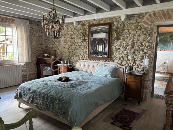 Dans un environnement calme à l'entrée d'une impasse, cette belle propriété de 160 m2 située à vimory, village avec ses commodités, proche de Montargis à tout pour vous séduire : 

Au rez de chaussée :
- une entrée sur salon cathédrale
- une cuisine
- une salle de bain ( double baignoire balnéo)
- wc indépendant 
- une chambre ( actuellement pièce pour instruments musique)
- une suite parentale avec salle d'eau ( douche à l'italienne)

à l'étage une mezzanine dessert : 
- une chambre
- trois chambre en enfilade dont une avec sa propre salle d'eau et wc indépendant

Fibre optique, fenêtre double vitrage pvc avec verre anti effraction, clim réversible vous offre tout le confort dont vous aurez besoin.

un local technique disposant d'une pièce de rangement en plus est attenant à la maison 

un double abris 

un double garage de 40m2 + une pièce aménagée de 40m2 (actuellement studio de musique).

panneaux solaires avec revente du surplus d'électricité possible.

pour profiter du beau temps, un jardin entièrement clos de 3840m2 disposant d'une marre, d'un puit en eau, de quelques arbres fruitiers et d'une belle terrasse complète ce bien.

une propriété qui offre de beaux volumes, avec de beaux matériaux, rare sur le secteur.

Plus de photos possible sur demande.