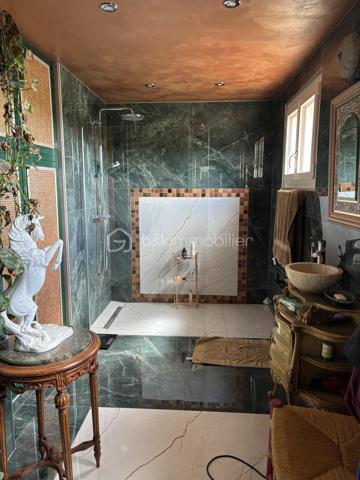 Dans un environnement calme à l'entrée d'une impasse, cette belle propriété de 160 m2 située à vimory, village avec ses commodités, proche de Montargis à tout pour vous séduire : 

Au rez de chaussée :
- une entrée sur salon cathédrale
- une cuisine
- une salle de bain ( double baignoire balnéo)
- wc indépendant 
- une chambre ( actuellement pièce pour instruments musique)
- une suite parentale avec salle d'eau ( douche à l'italienne)

à l'étage une mezzanine dessert : 
- une chambre
- trois chambre en enfilade dont une avec sa propre salle d'eau et wc indépendant

Fibre optique, fenêtre double vitrage pvc avec verre anti effraction, clim réversible vous offre tout le confort dont vous aurez besoin.

un local technique disposant d'une pièce de rangement en plus est attenant à la maison 

un double abris 

un double garage de 40m2 + une pièce aménagée de 40m2 (actuellement studio de musique).

panneaux solaires avec revente du surplus d'électricité possible.

pour profiter du beau temps, un jardin entièrement clos de 3840m2 disposant d'une marre, d'un puit en eau, de quelques arbres fruitiers et d'une belle terrasse complète ce bien.

une propriété qui offre de beaux volumes, avec de beaux matériaux, rare sur le secteur.

Plus de photos possible sur demande.