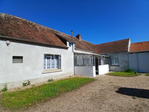 Située dans un hameau de Saint Benoît/Loire, cette longère profite de la proximité immédiate des bords de Loire, d'un grand terrain arboré de 5400 m² environ, de dépendances et d'une partie habitation.
Achat idéal si vous souhaitez optimiser son potentiel incroyable. 
Actuellement la partie habitation est composée de plain-pied d'une entrée, d'un espace de vie avec coin cuisine, de deux chambres, wc et salle d'eau. Un escalier permet d'accéder au grenier aménageable.
Une seconde partie servant actuellement de rangement pourrait également être réaménagée en logement et la grange offre également des possibilités pour des projets. les petits plus... serre, cul de loup
Des travaux sont à prévoir pour cette ancienne ferme dont les points forts sont sa proximité Loire, son joli jardin buccolique, ses dépendances.
A découvrir pour ceux et celles qui aiment les projets  et veulent profiter d'un beau terrain fleuri, arboré et buccolique