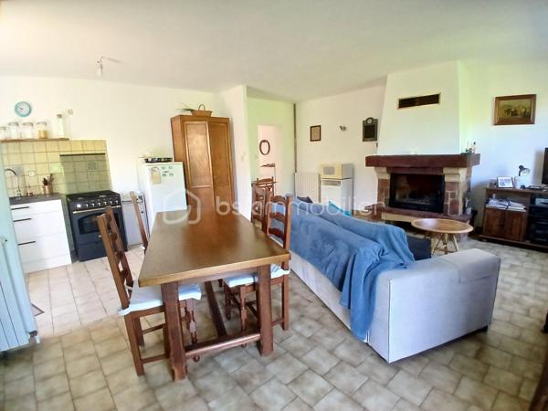 Située dans un hameau de Saint Benoît/Loire, cette longère profite de la proximité immédiate des bords de Loire, d'un grand terrain arboré de 5400 m² environ, de dépendances et d'une partie habitation.
Achat idéal si vous souhaitez optimiser son potentiel incroyable. 
Actuellement la partie habitation est composée de plain-pied d'une entrée, d'un espace de vie avec coin cuisine, de deux chambres, wc et salle d'eau. Un escalier permet d'accéder au grenier aménageable.
Une seconde partie servant actuellement de rangement pourrait également être réaménagée en logement et la grange offre également des possibilités pour des projets. les petits plus... serre, cul de loup
Des travaux sont à prévoir pour cette ancienne ferme dont les points forts sont sa proximité Loire, son joli jardin buccolique, ses dépendances.
A découvrir pour ceux et celles qui aiment les projets  et veulent profiter d'un beau terrain fleuri, arboré et buccolique