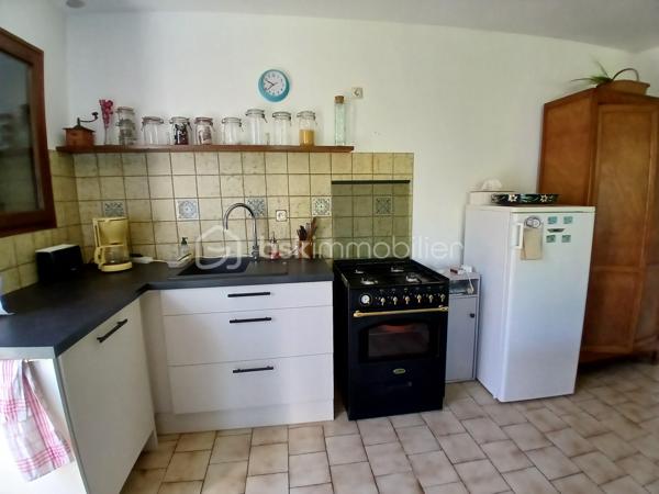 Située dans un hameau de Saint Benoît/Loire, cette longère profite de la proximité immédiate des bords de Loire, d'un grand terrain arboré de 5400 m² environ, de dépendances et d'une partie habitation.
Achat idéal si vous souhaitez optimiser son potentiel incroyable. 
Actuellement la partie habitation est composée de plain-pied d'une entrée, d'un espace de vie avec coin cuisine, de deux chambres, wc et salle d'eau. Un escalier permet d'accéder au grenier aménageable.
Une seconde partie servant actuellement de rangement pourrait également être réaménagée en logement et la grange offre également des possibilités pour des projets. les petits plus... serre, cul de loup
Des travaux sont à prévoir pour cette ancienne ferme dont les points forts sont sa proximité Loire, son joli jardin buccolique, ses dépendances.
A découvrir pour ceux et celles qui aiment les projets  et veulent profiter d'un beau terrain fleuri, arboré et buccolique
