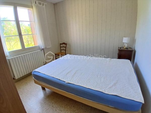 Située dans un hameau de Saint Benoît/Loire, cette longère profite de la proximité immédiate des bords de Loire, d'un grand terrain arboré de 5400 m² environ, de dépendances et d'une partie habitation.
Achat idéal si vous souhaitez optimiser son potentiel incroyable. 
Actuellement la partie habitation est composée de plain-pied d'une entrée, d'un espace de vie avec coin cuisine, de deux chambres, wc et salle d'eau. Un escalier permet d'accéder au grenier aménageable.
Une seconde partie servant actuellement de rangement pourrait également être réaménagée en logement et la grange offre également des possibilités pour des projets. les petits plus... serre, cul de loup
Des travaux sont à prévoir pour cette ancienne ferme dont les points forts sont sa proximité Loire, son joli jardin buccolique, ses dépendances.
A découvrir pour ceux et celles qui aiment les projets  et veulent profiter d'un beau terrain fleuri, arboré et buccolique